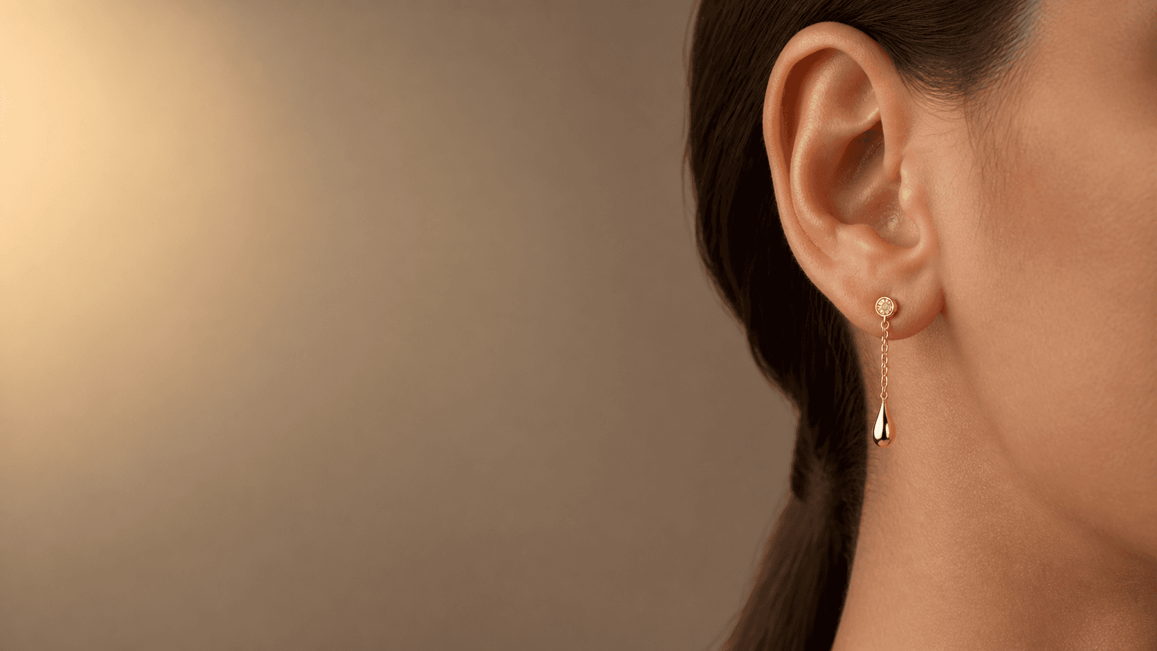 گوشواره طلای ظریف روی گوش